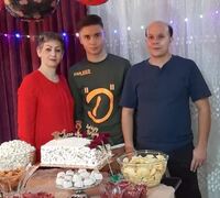 عکسی از نیما نوری همراه با پدر و مادرش