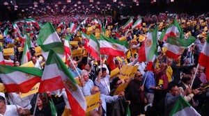 گردهمایی صدهزار نفره هوادار مجاهدین در پاریس.jpg