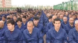 اردوگاه باز‌آموزی ایغورها در استان ختن در چین.JPG