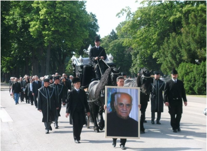 پرونده:مراسم تشیع جنازه زنده یاد بهرام عالیوندی در فرانسه.JPG