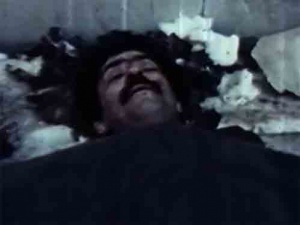 پیکر موسی خیابانی که در حادثه عاشورای مجاهدین در پایگاه زعفرانیه در ۱۹ بهمن ۶۰ جان باخت