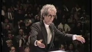 آندرانیک آساطوریان در هنگام رهبری ارکستر.JPG