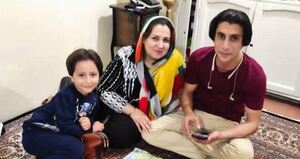 عکس یادگاری شیرین علیزاده خوانساری همراه با خانواده‌اش.JPG