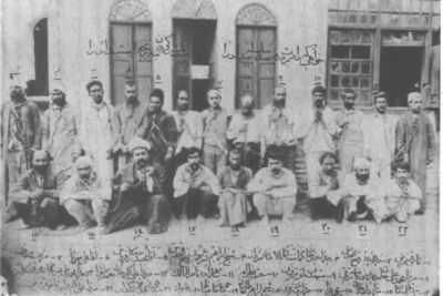 تصویری از آزادیخواهان که پس از بمباران مجلس و برافتادن مشروطه در تهران دستگیر و در باغشاه حبس شدند