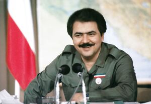 مسعود رجوی لبخند می‌زند.JPG