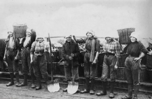 زنان کارگر که در معادن بلژیک کار می‌‌‌کنند- حوالی سال ۱۹۱۵.JPG