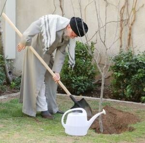 خامنه‌ای آفتابه.JPG