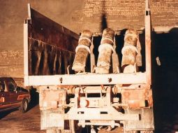 کامیون حمل توپ‌های ۳۲۰ میلی‌متری برای حمله به دفتر مرکزی مجاهدین در بغداد در سال ۱۳۷۵