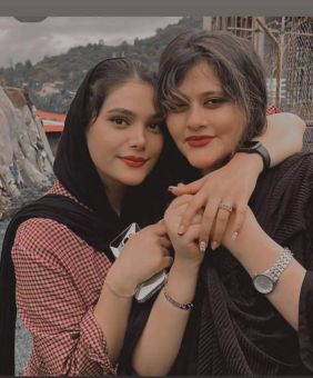 مهسا امینی - سمت راست