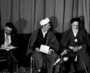 ابراهیم یزدی و اکبر هاشمی رفسنجانی در کنار خمینی.JPG