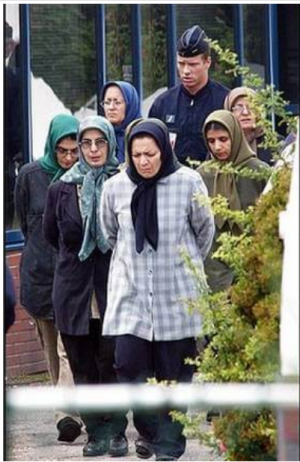 دستگیری بیش از ۱۶۵ پناهنده ایرانی توسط پلیس فرانسه در تهاجم ۱۷ ژوئن ۲۰۰۳.png