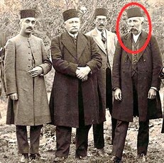 مستوفی‌الممالک، نفر اول سمت راست