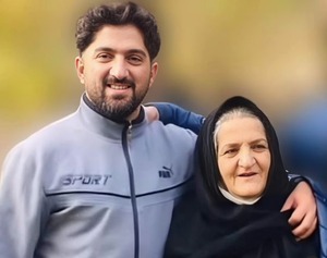 رضا رسایی و مادرش.jpg