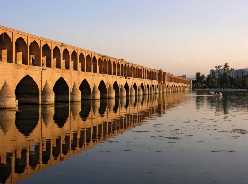 پرونده:سی‌و سه پل.jpg