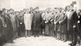 صمصام السلطنه در میان جمعی از رجال مشروطه