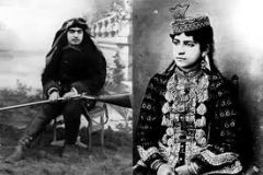 زینب پاشا، نفر دوم از سمت راست