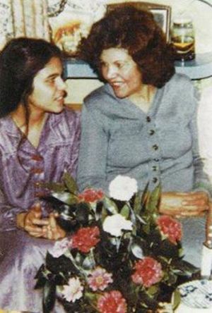 مونا و مادرش.JPG