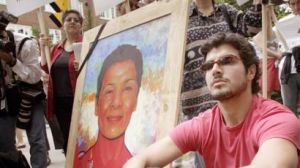 استفان هاشمی (پسر زهرا کاظمی) در تجمعی در اعتراض به قتل مادرش
