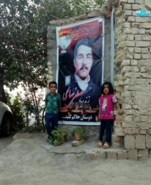 مصطفی صالحی با فرزندانش.JPG
