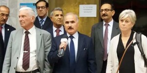 کنت لوئیس همراه با تعدادی از شاکیان مجاهد خلق