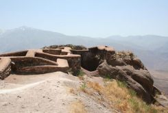 آثار باقی مانده از قلعه الموت