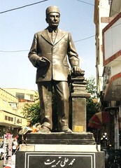 مجسمه محمدعلی تبربیت در تبریز