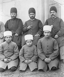 چند تن از سران و خوانین ایل بختیاری در اواخر دوره ناصری از راست : محمدحسین سپهدار، اسفندیار بختیاری، نجفقلی صمصام‌السلطنه، جعفرقلی سردار اسعد