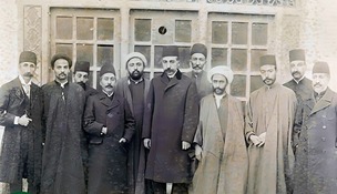 وثوق‌الدوله در میان عده‌ای از نمایندگان دوره اول مجلس شورای ملی