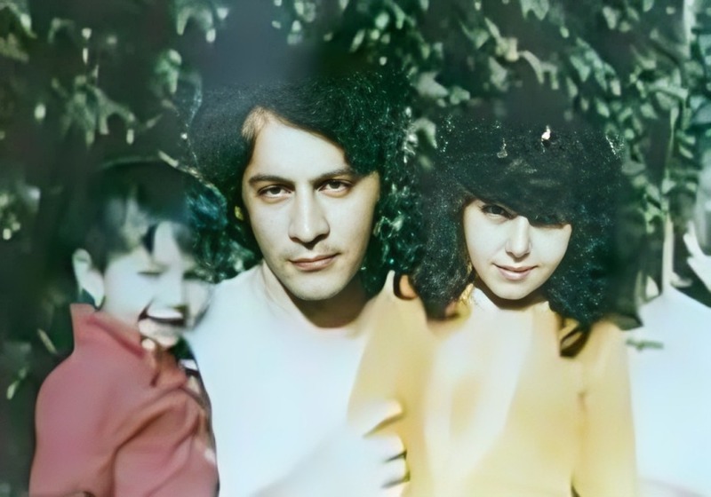 پرونده:دوفرزندش شیرین و بهرام.jpg