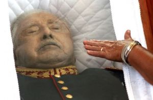 جسد آگوستو پینوشه دیکتاتور شیلی که علیه حکومت قانونی سالوادور آلنده کودتا کرد