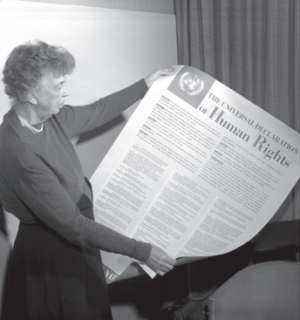 خانم النور روزولت در حین نشان دادن نسخه‌ای از اعلامیه جهانی حقوق بشر