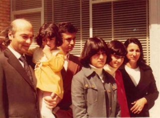 دکتر علی شریعتی در کنار همسرش پوران شریعت‌رضوی و فرزندانش