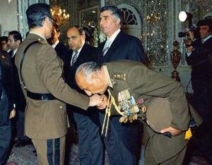 نصیری و دست‌بوسی شاه.JPG