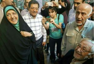 ابراهیم یزدی در کنار معصومه ابتکار از عناصر گروگان‌گیری در سفارت آمریکا که باعث سقوط دولت موقت شد