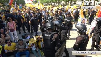 دخالت پلیس فرانسه برای متفرق کردن تظاهرکنندگان