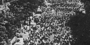 تصویری از تظاهرات مسالمت آمیز مجاهدین خلق در روز ۳۰ خرداد ۱۳۶۰
