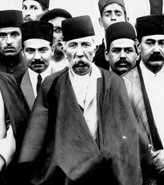 مستوفی‌الممالک در میان جمعی از رجال سیاسی دوران مشروطه