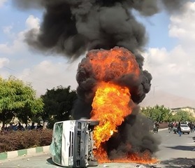 به آتیش کشیدن ون و کیوسک نیروی انتظامی توسط مردم معترض