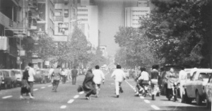 ۵مهر۱۳۶۰ ـ تظاهرکنندگان درحال دویدن