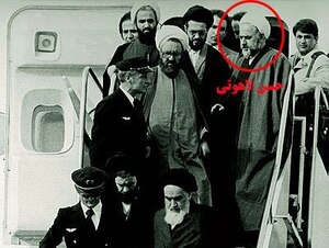 حسن لاهوتی در هواپیمای حامل خمینی به ایران