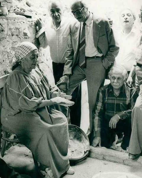 پرونده:مرضیه در روستای آبا و اجدادی‌اش لالون، در حال پخت نان، در کنار بیژن ترقی، ناصرمسعودی، علی‌تجویدی، گلنراقی.JPG