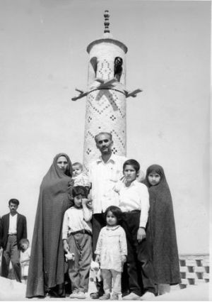 دکتر علی گلزاده غفوری همراه با همسر و فرزندانش