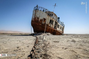 خشک شدن دریاچه ارومیه.jpg