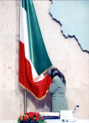 اعلام ریاست جمهوری و بوسیدن پرچم ـ تکی ـ خواهر مریم.jpg
