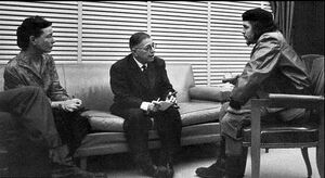 تصویری از ملاقات سیمون دوبووار، ژان پل سارتر و چه‌گوارا در کوبا - ۱۹۶۰ میلادی.JPG