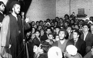 نواب صفوی در حال سخنرانی برای پیروانش
