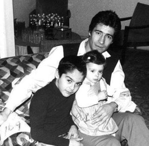 ناصر حجازی و فرزندانش.JPG