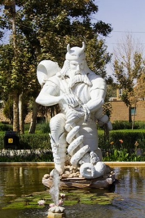 تمثالی از رستم فرخزاد - مشهد.jpg