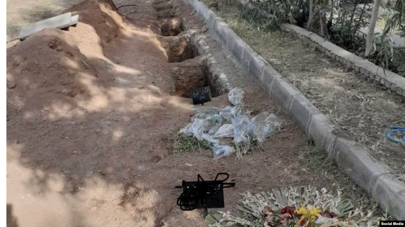 پرونده:تصویری از گورهای حفر شده در گورستان خاوران.webp