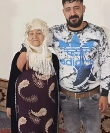 شادمان احمدی و مادرش